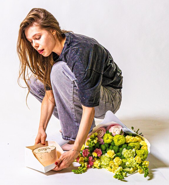 Kobieta przygotowująca sałatkę w jasnej kuchni