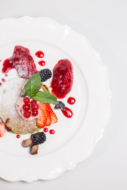 Deser na talerzu ozdobiony owocami