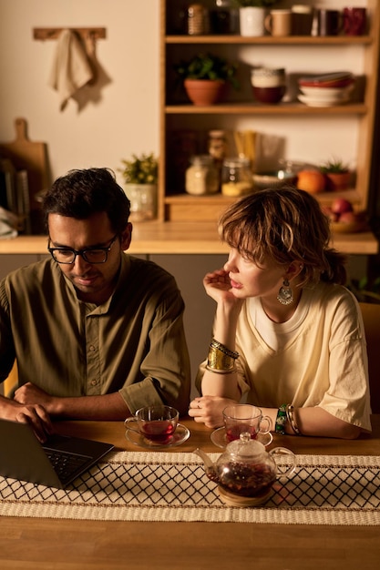 Para degustująca posiłek przy stole